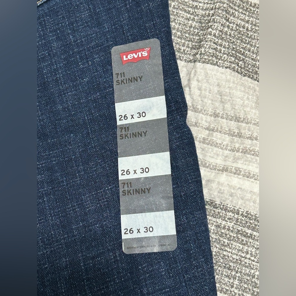 Levi's Distressed Skinny Fit Jeans | Women’s 2 / 26x30” | Mid-Rise - Picture 5 of 12